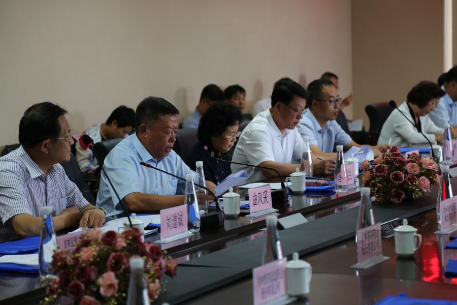 董事長(cháng)、總經(jīng)理曲風(fēng)采在會(huì )議上做重要講話(huà)。 孫濤攝.jpg